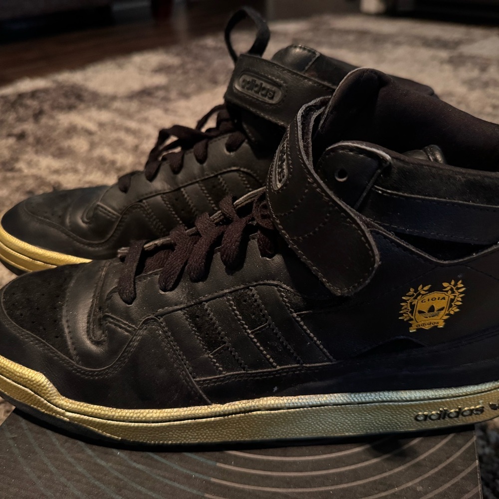 Adidas Originals GIOIA Mid sneakers in black and metallic gold. Men’s size 11.5